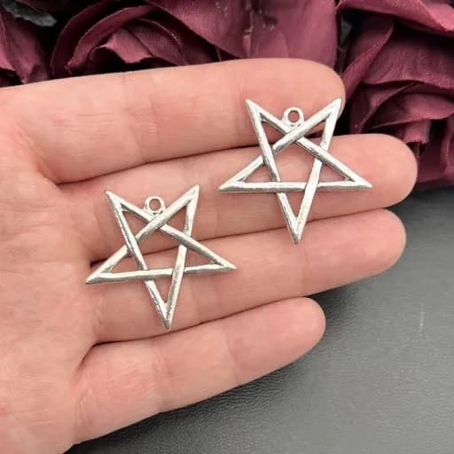 Pentagram a pentakl: Różnice i znaczenie między pentagramem a pentaklem Pentagram a pentakl: Różnice i znaczenie między pentagramem a pentaklem